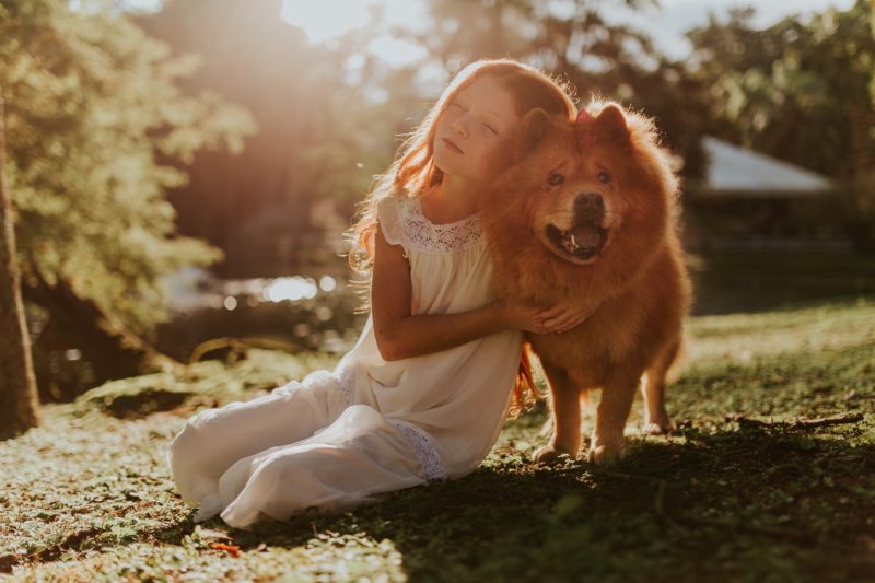 fillette et son chien